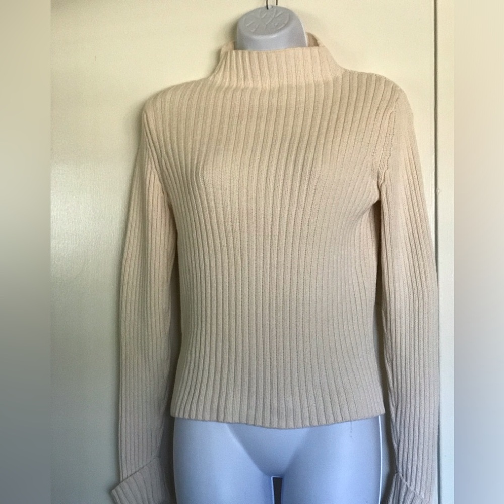 ANN TAYLOR , size S , crossed white off sweater long sleeves , crochet 🧶